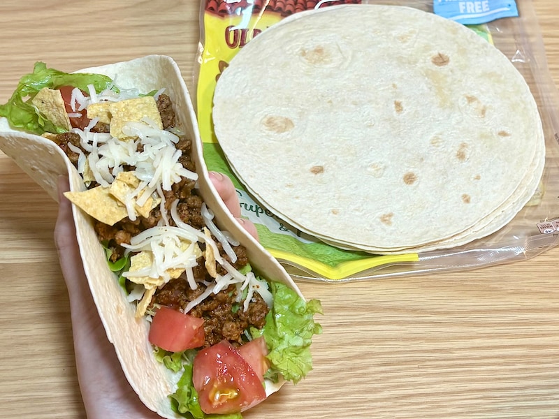 トルティーヤは直径約18cm。好きな具材を巻いて食べるのが楽しい！