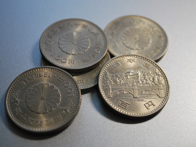 7000万枚発行された「昭和天皇御在位50年記念100円硬貨」 ※画像：PIXTA（画像はイメージ）