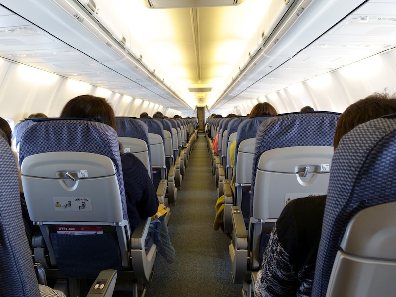 我慢できない飛行機内でのマナーとは（画像：PIXTA）