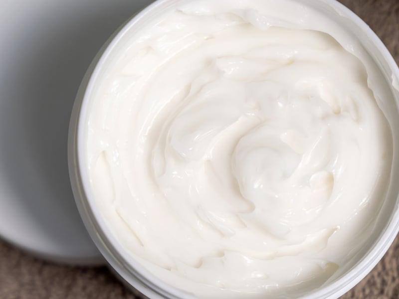 節約するために安い化粧品に変えたのに…… ※画像：PIXTA