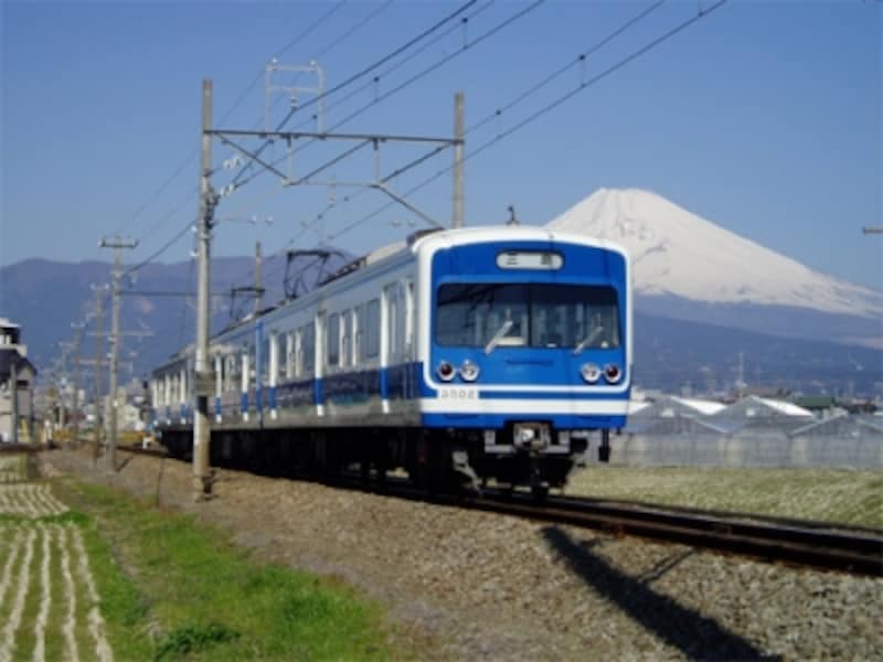 三島、修善寺間をつなぐ「伊豆箱根鉄道」。天気がよければ車窓から富士山が眺められる