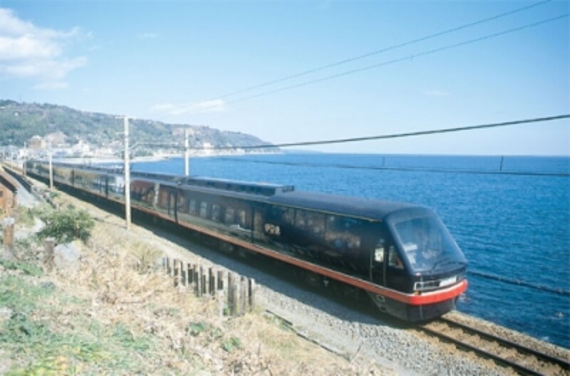 下田に来航した黒船に見立てて塗装された「黒船電車」は熱海駅?伊豆急下田駅間を運行