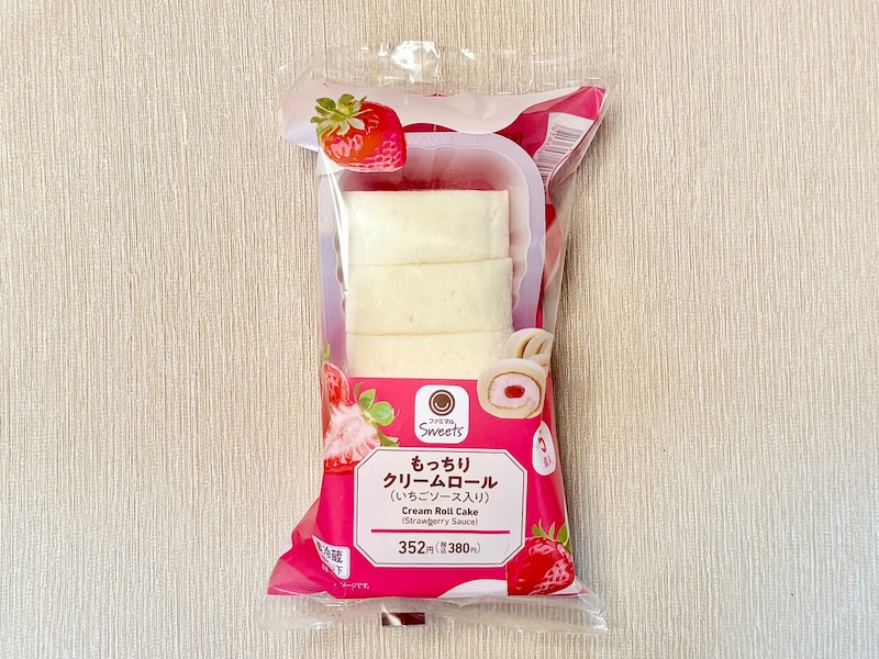 「もっちりクリームロール(いちごソース入り)」380円(税込)