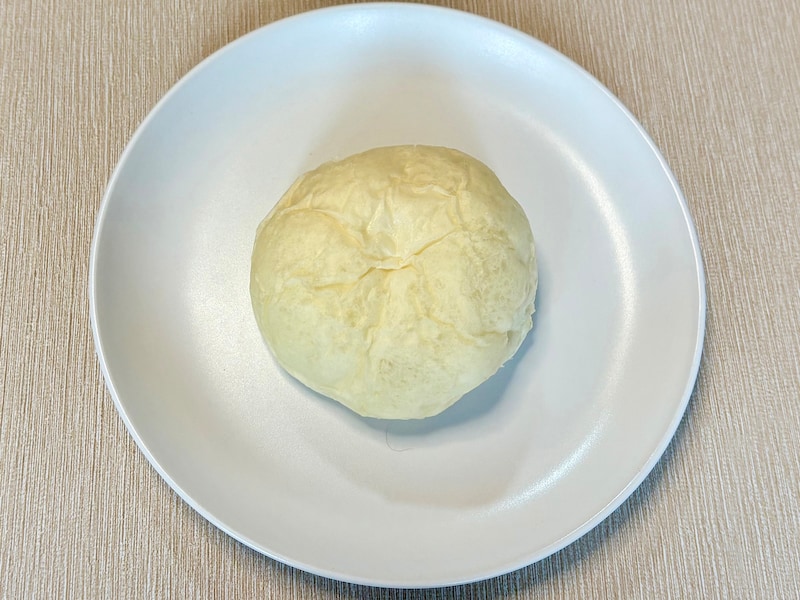 真っ白なクリームパンは冷えた状態で食べるのがポイントです