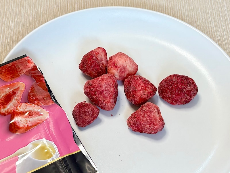 ドライいちごの中に、ホワイトチョコレートがたっぷりとしみこんでいて美味!