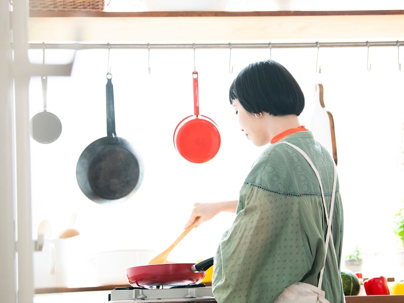 一人で好きなことをしている時間が楽しい（画像：PIXTA）