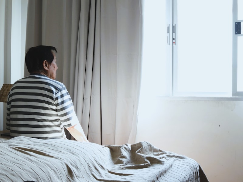 もう少し年金が増え、物価が下がってくれればいいのに…… ※画像：PIXTA