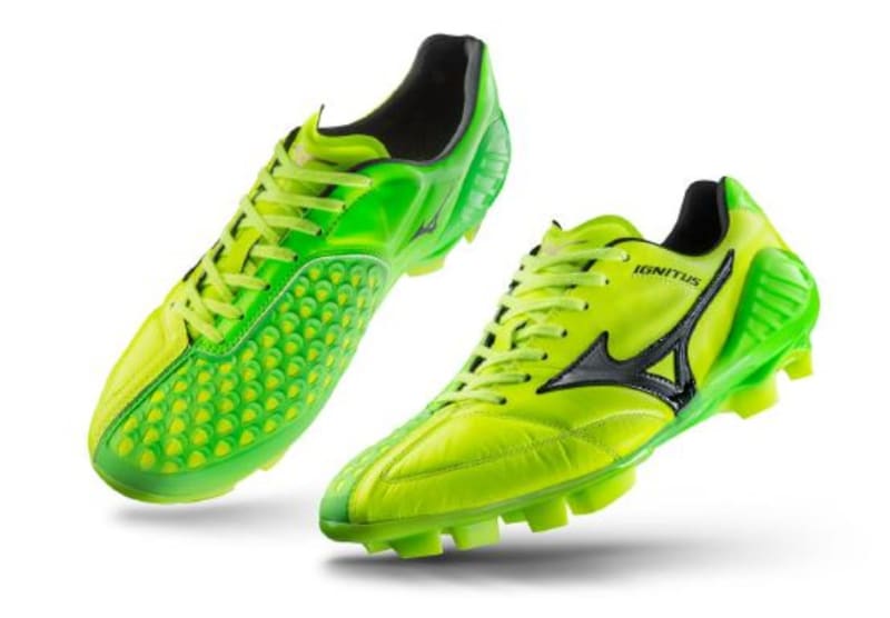 本田圭佑選手も使用している無回転シュートを簡単に蹴ることができるシューズ「IGNITUS」※画像出典：ミズノ公式サイト