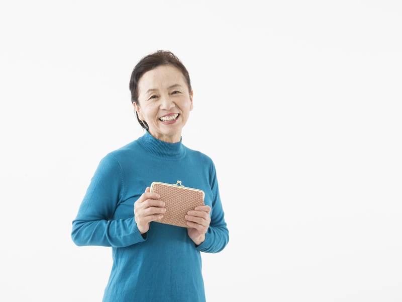 財布がレシートでパンパンな人は「一生貧乏」？ ※サムネイル画像：amanaimages