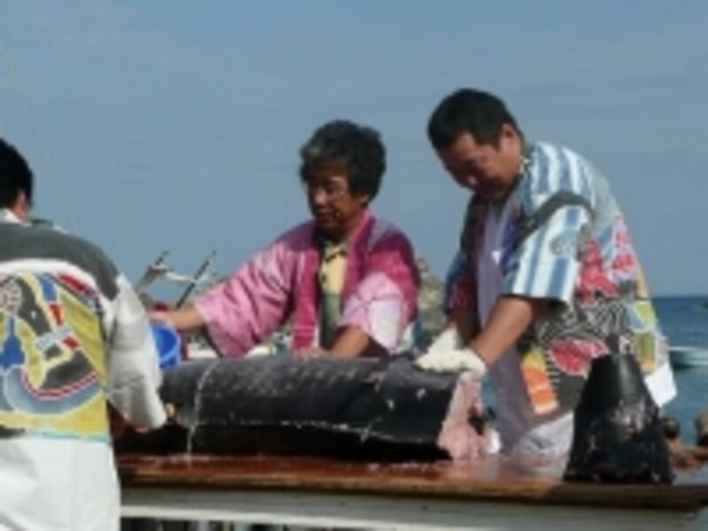目の前で解体されるマグロの刺身や、伊勢エビの味噌汁なども振舞われる「雲見温泉海賊料理まつり」