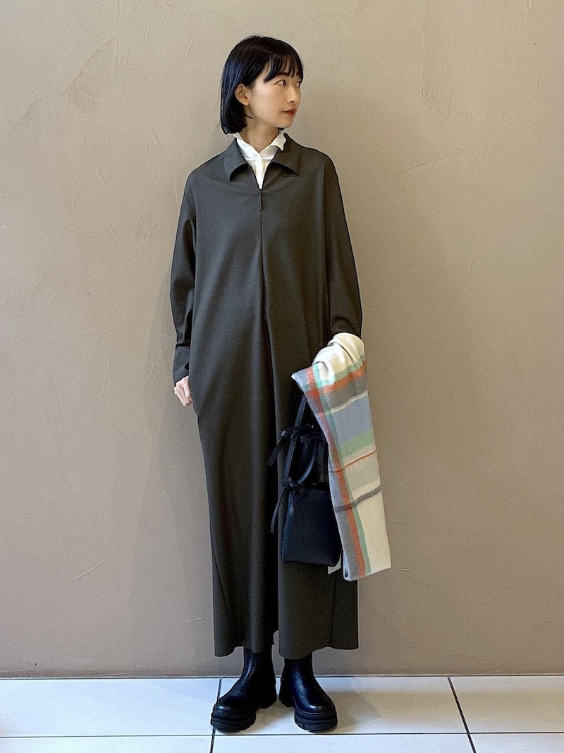 シンプルコーデがおしゃれに決まるロングワンピース　出典：WEAR