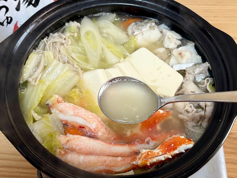 筆者はカニを入れてぜいたくな鍋に仕上げてみました！ 
