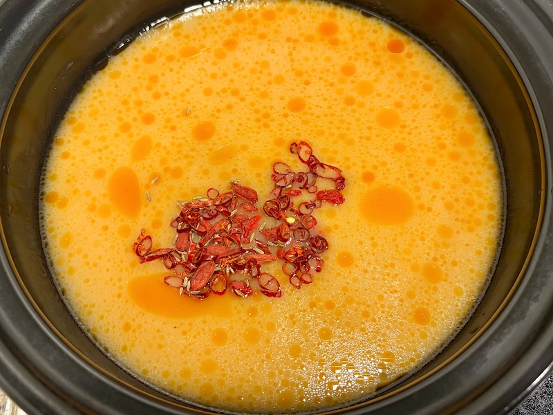 こちらは水を加える前の火鍋の素とトッピング。水を入れて煮立たせるだけで簡単に完成します 