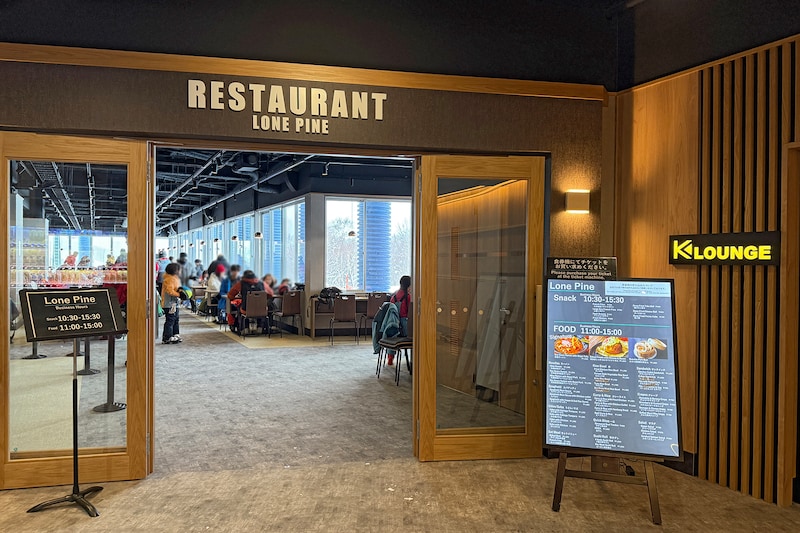 2025年冬にはゲレンデレストラン「ローンパイン」が全面改装され、海外リゾートのような趣に。ビーガンメニューも用意