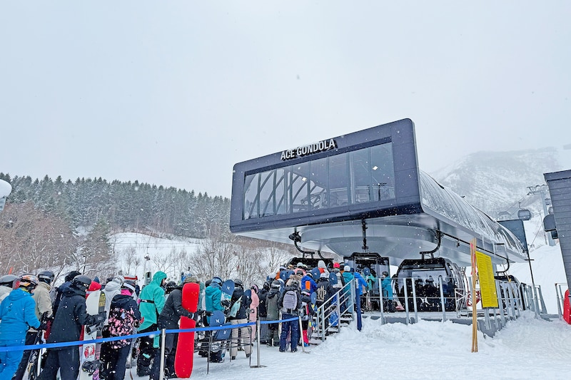 昨シーズン登場したエースゴンドラは乗り場もクール。体感でゴンドラに並ぶ9割は外国人だった