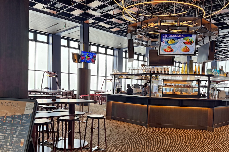 レストラン「NEST813」。ゲレンデ内レストランとは思えないほど立派なバーカウンターもある