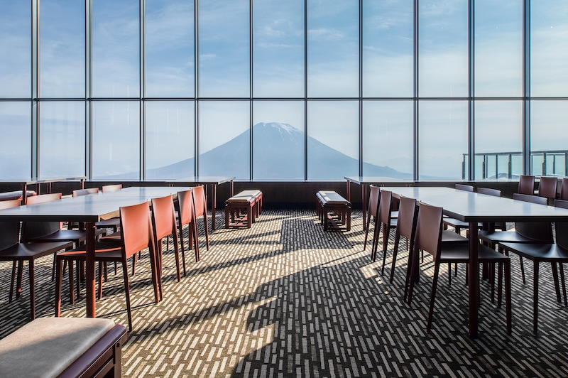 レストラン「NEST813」。ゴンドラ降り場直結