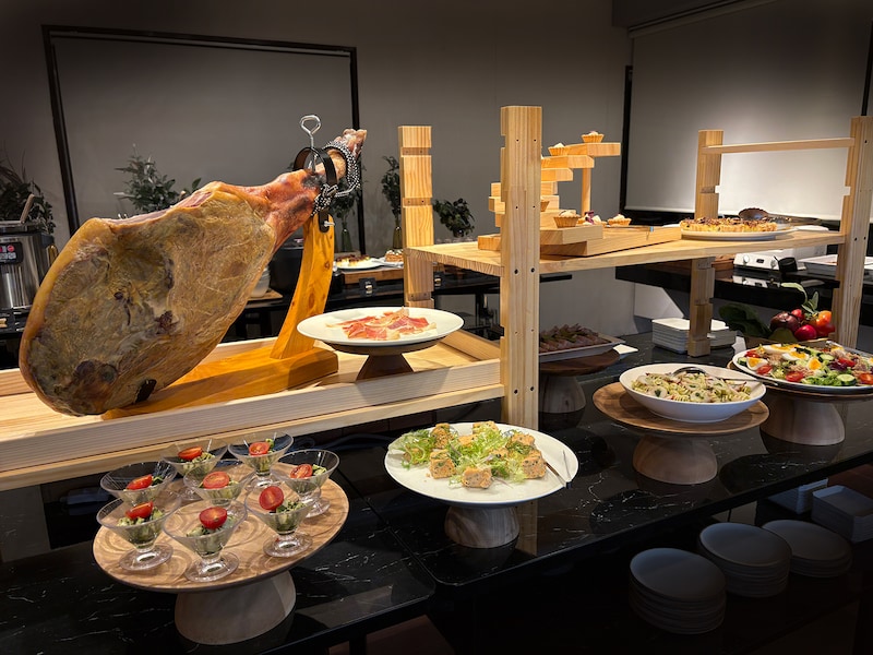 夕食は旬の食材を使ったブッフェ。生ハムも食べ放題！