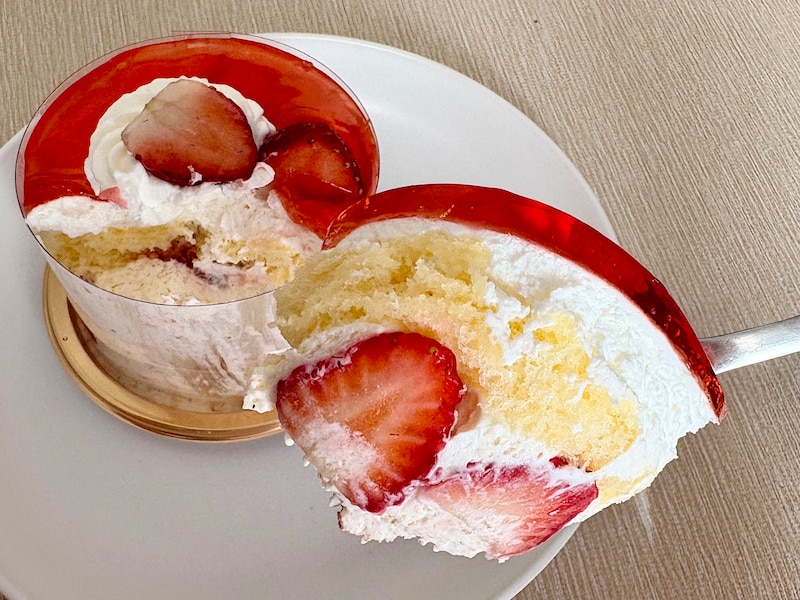 ケーキの中にはたっぷりのいちごが。ご褒美にぴったりな上品なおいしさを堪能できます 