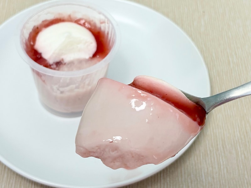 優しい味わいのいちごみるくプリンと甘酸っぱいいちごのコンポートが相性抜群！ 