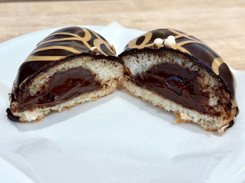 中にはたっぷりのベルギー産チョコクリームがとろ～り。チョコの濃厚な味わいがひろがります 