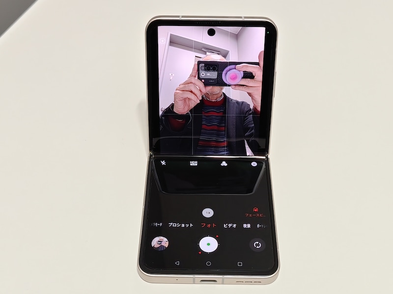 折り畳んだ状態でカメラを使用