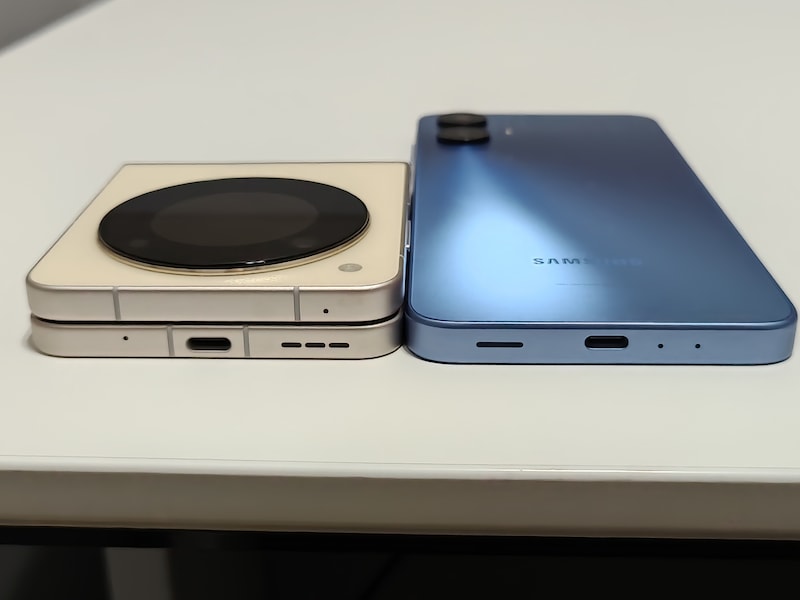 厚さの比較(縦型折り畳みスマホと通常サイズスマホ)