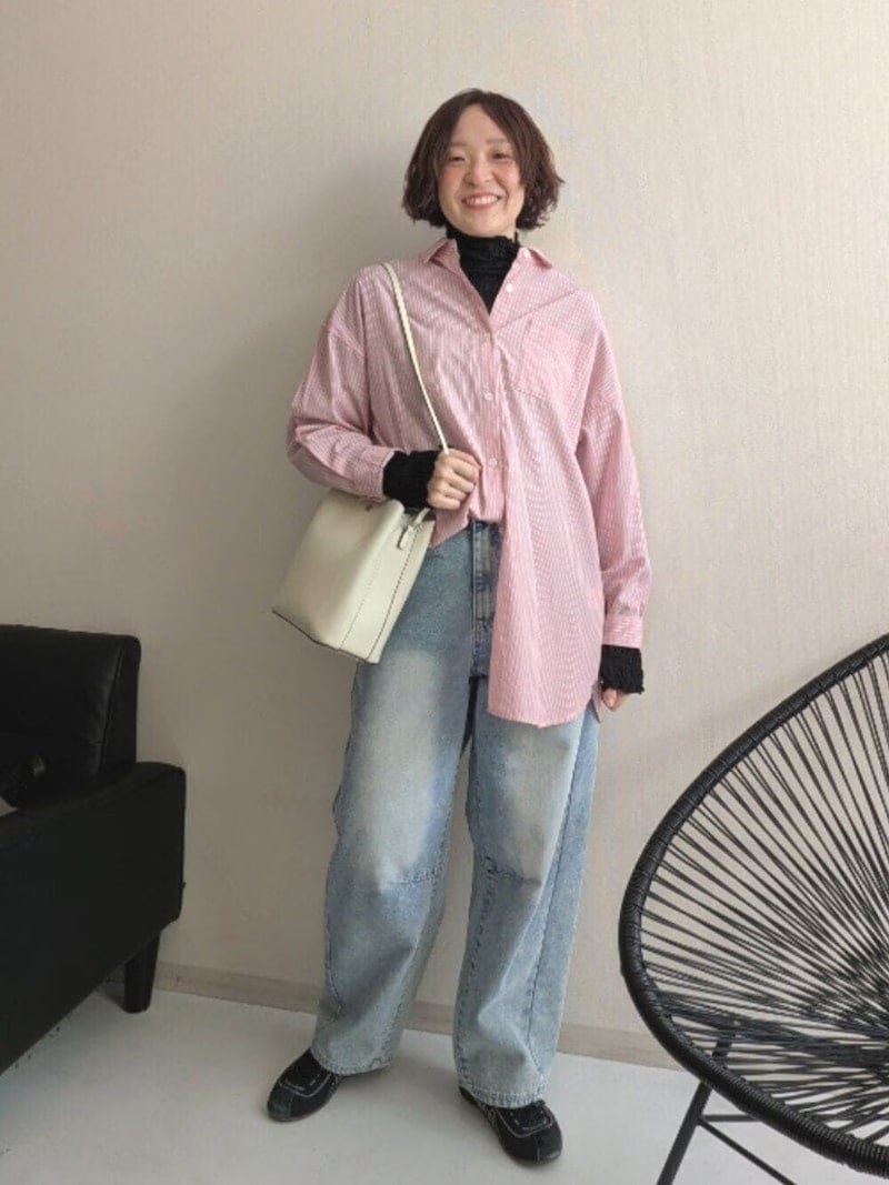 太めのワイドデニムにきれい色シャツを合わせて 出典:WEAR