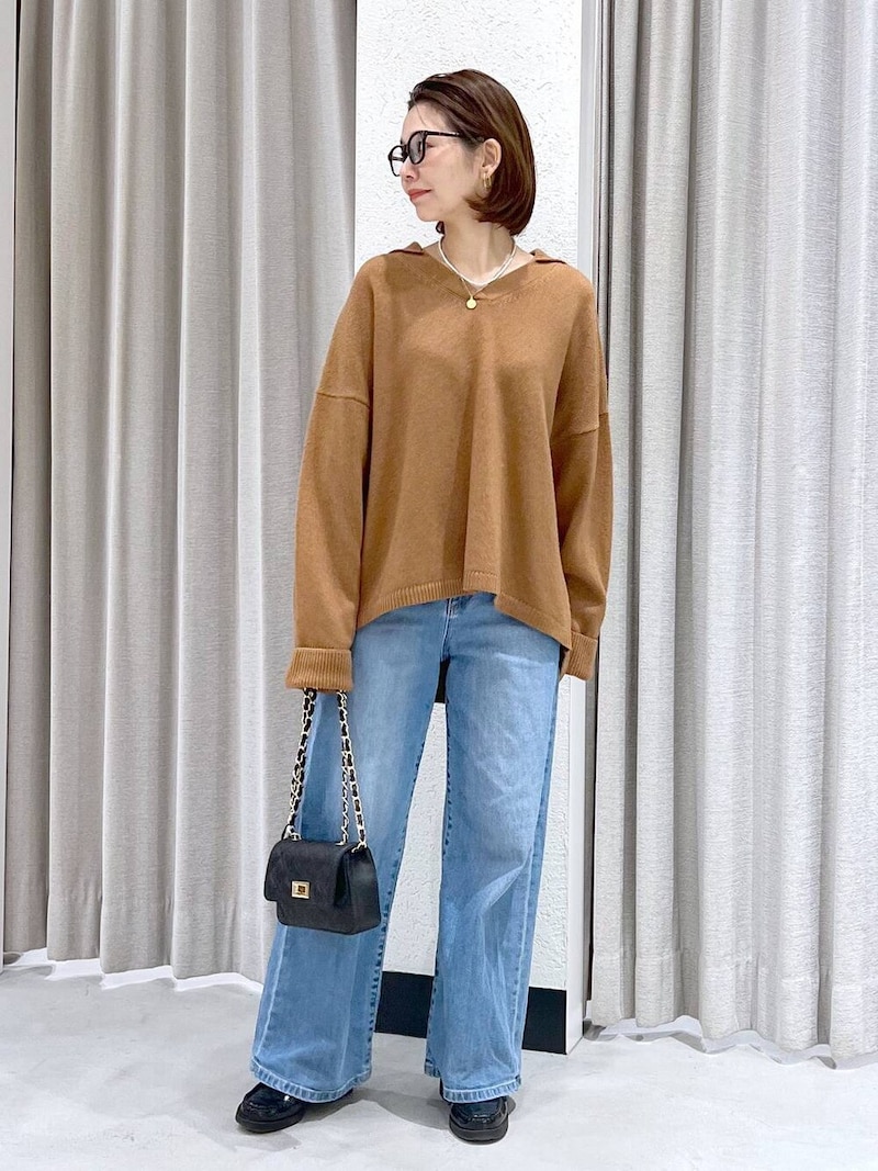 ワイドとストレートの中間シルエットで合わせやすい 出典:WEAR