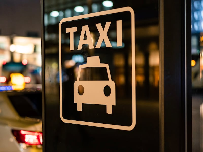 タクシーに乗ればいいと妻は言うが……（画像：PIXTA）