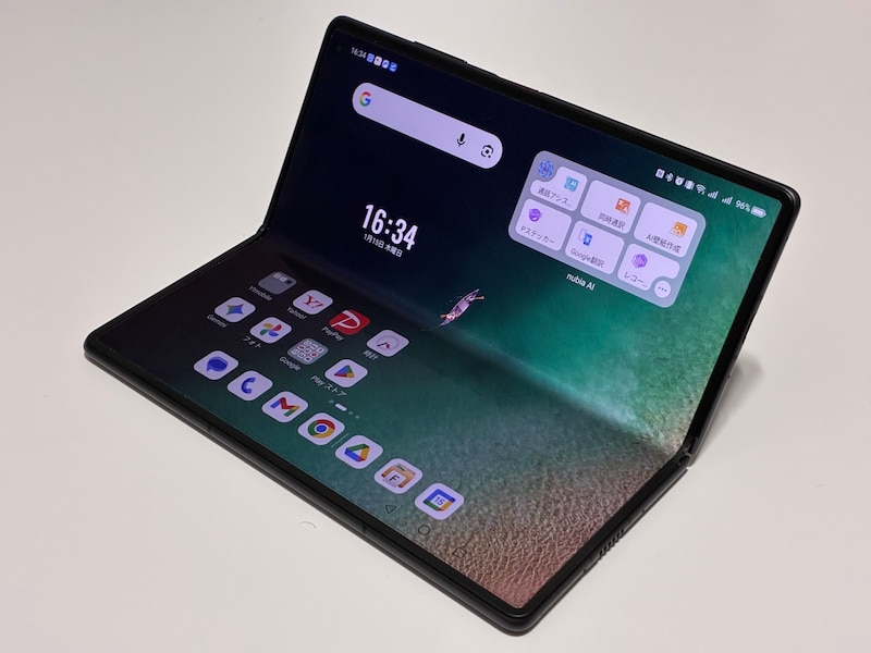 ZTE製の横型折り畳みスマホ「nubia Fold」
