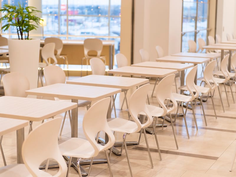 週末のフードコートで起きたトラブルとは（画像：PIXTA）