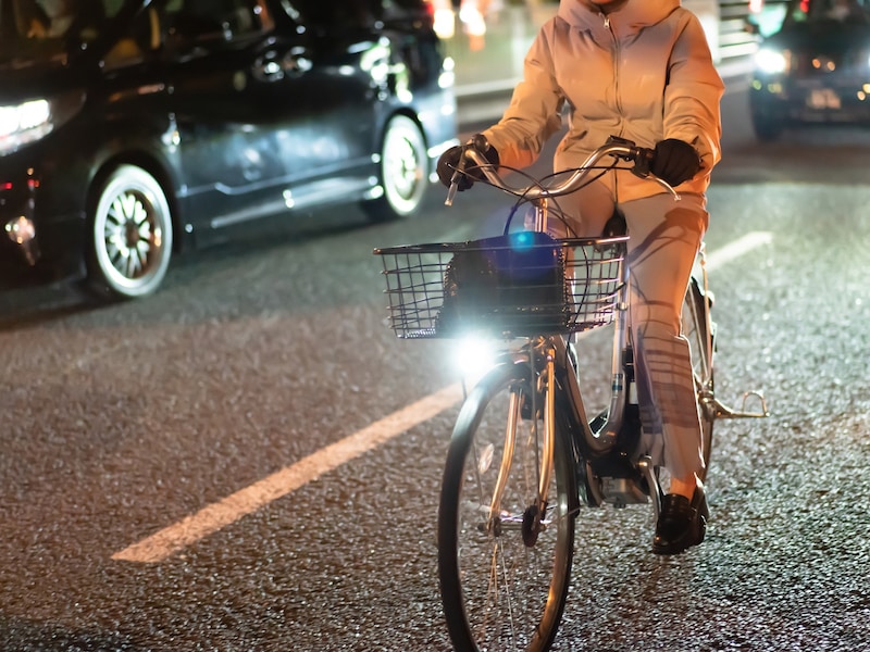 朝5時には自転車を漕いで早朝バイトへ出掛けていく（画像：PIXTA）