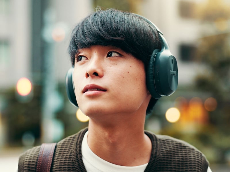 ヘッドホンで音楽を聴く人