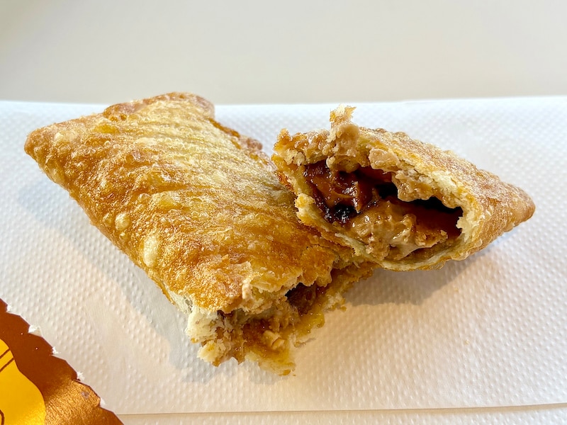 この冬初登場の「塩キャラメルアーモンドパイ」。甘じょっぱい味わいは、独り占めしたくなるおいしさです