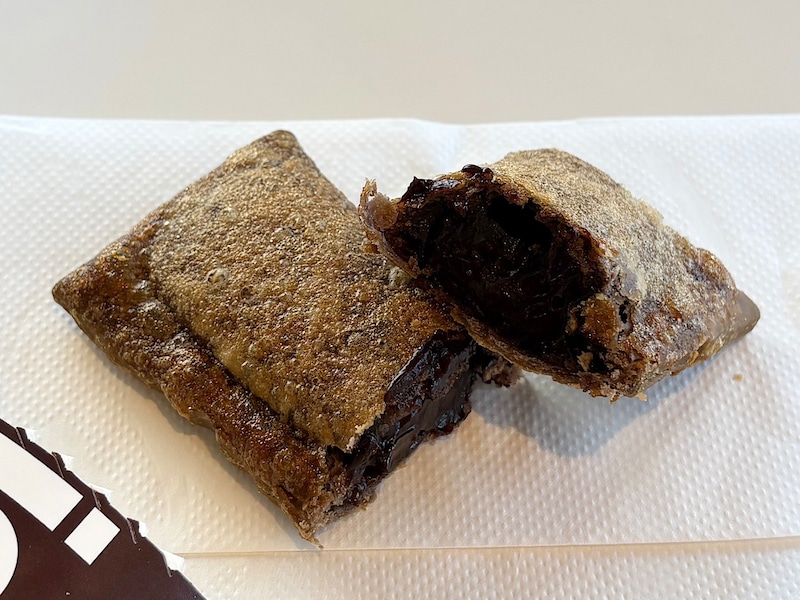 ぎっしり詰まったアツアツのとろ~り生チョコクリームが美味!