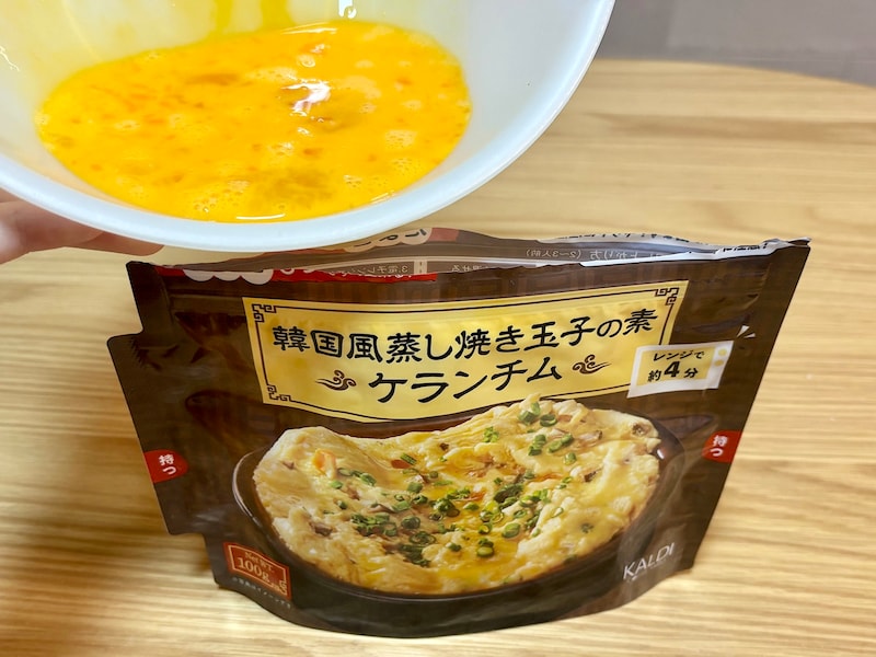 溶き卵を入れてよく混ぜて、電子レンジで約4分加熱してできあがり!