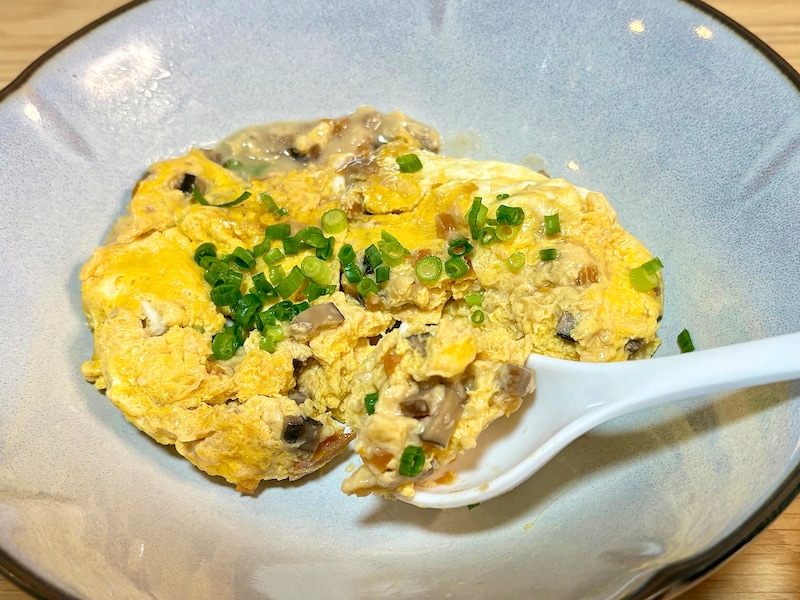 椎茸や人参がたっぷりと入っていて満足度◎。小ネギを添えると、一気に華やかになります