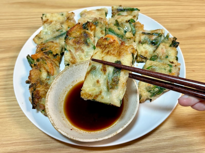 外カリッ、中もちもち! 付属のつけダレにつけていただきます