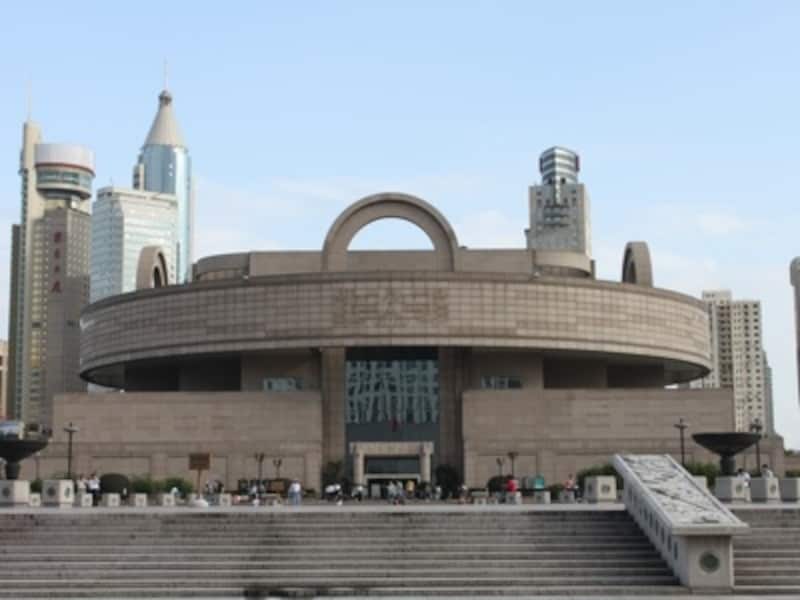 上海のシンボルともいえる博物館は市の中心地部に鎮座しています