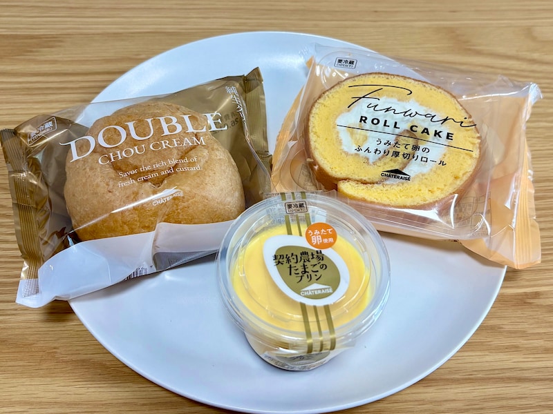 右上：うみたて卵のふんわり厚切りロール、左上：ダブルシュークリーム北海道純生クリーム、中央下：契約農場たまごのプリン 