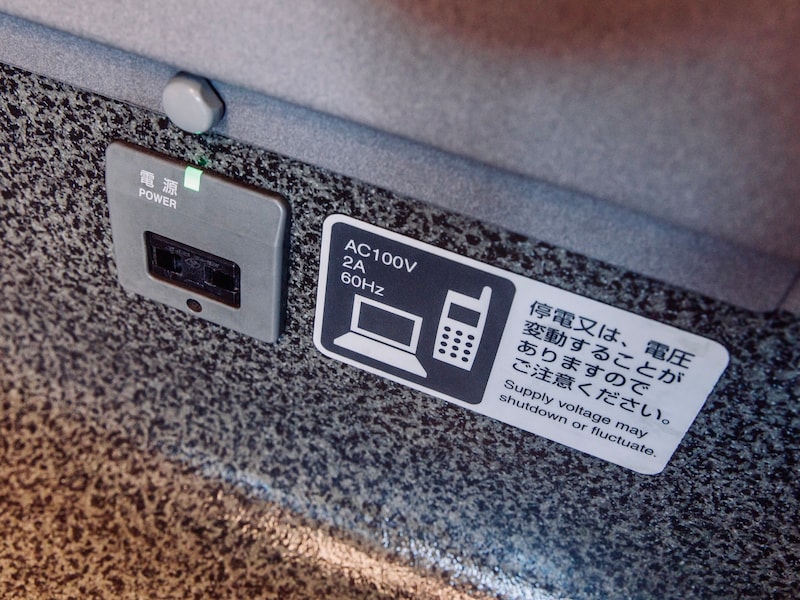 新幹線の「電源」問題、どう考えるべきか?(画像:PIXTA)