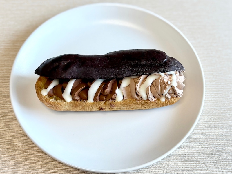 4種類のチョコが楽しめるチョコ尽くしのエクレアです