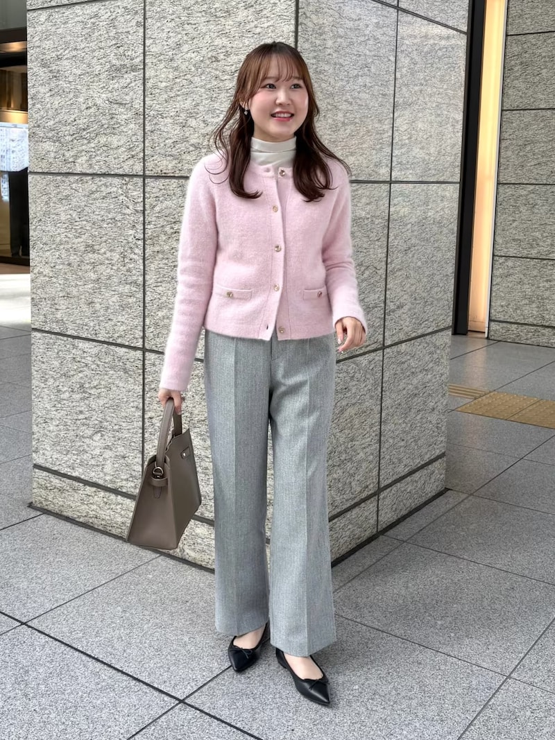 ピンク＆グレーでフェミニンなきれいめコーデに　出典：WEAR