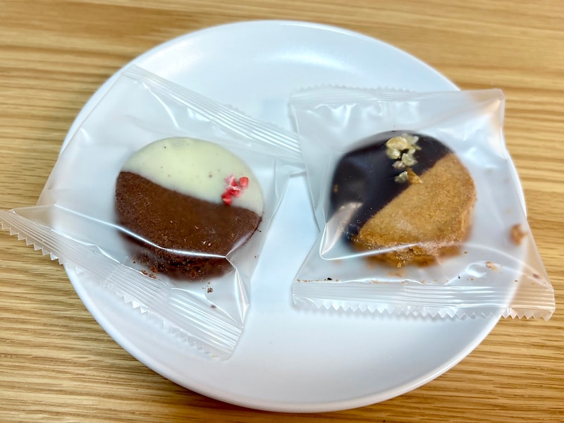 袋をあけると、個包装されたガレットブルトンヌ ショコラが2種類入っていま