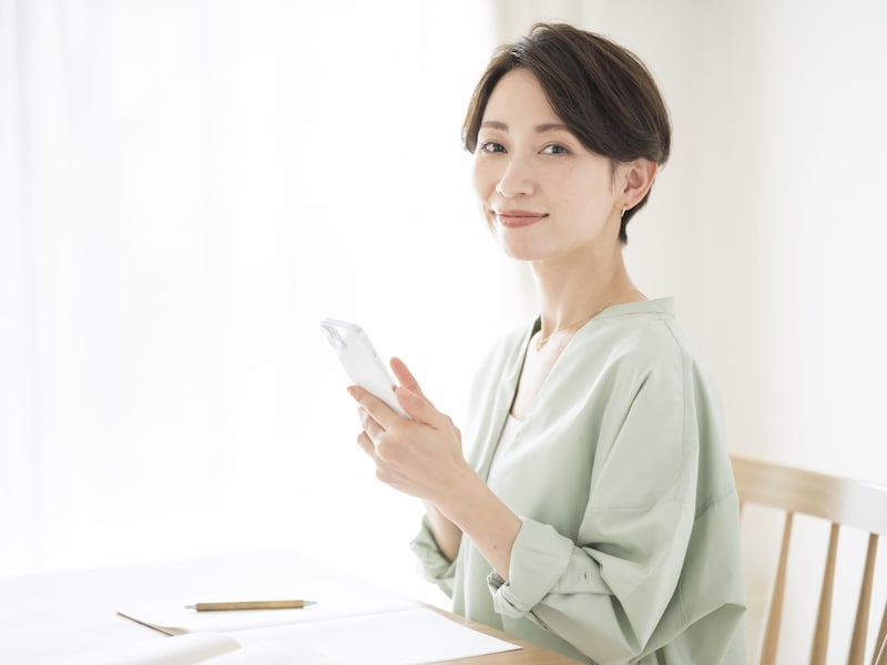 ゆうちょ銀行と地方銀行の定期預金。50万円を１年預けた場合の利息は？※サムネイル画像：amanaimages