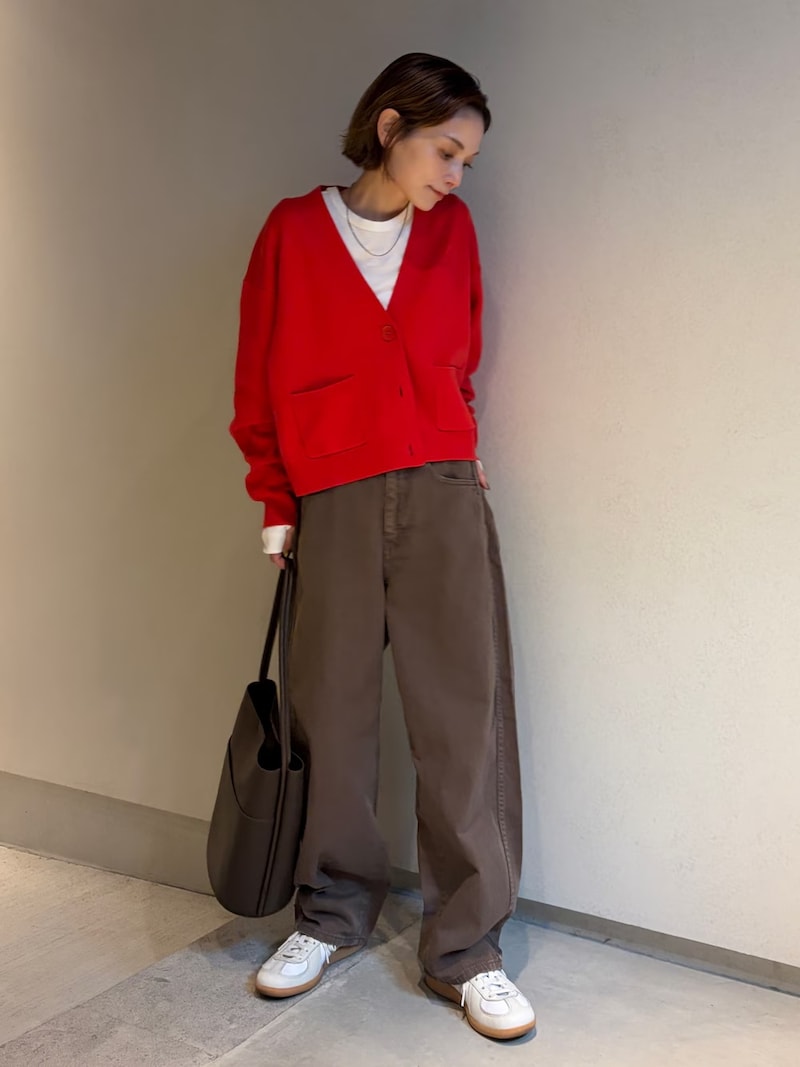 きれいな赤は羽織るだけで様になります　出典：WEAR