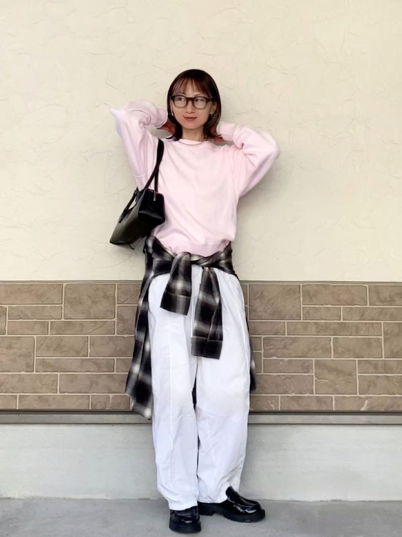 白っぽいニュアンスの入ったピンクは甘すぎずクリーンに着られます　出典：WEAR