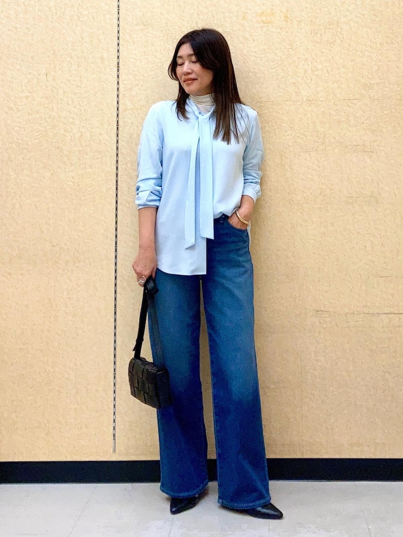 肌寒いときにはハイネックのインナーを仕込んで　出典：StyleHint