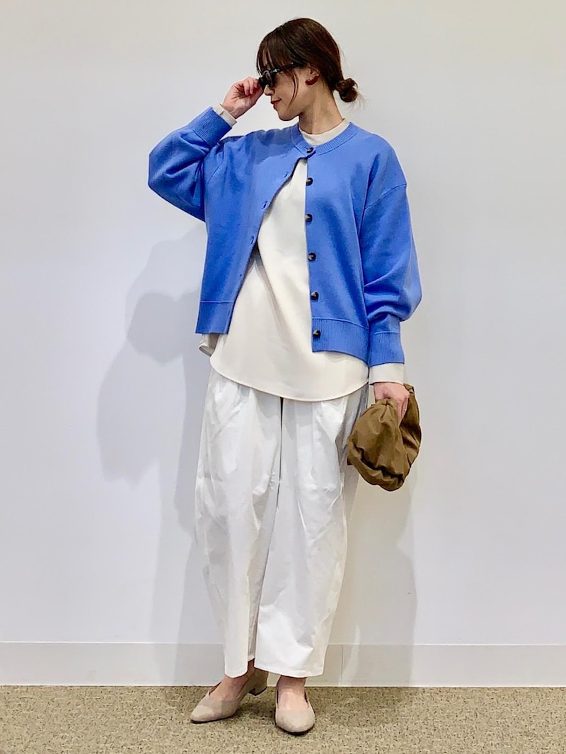 きれい色をホワイト系コーデのアクセントに　出典：StyleHint